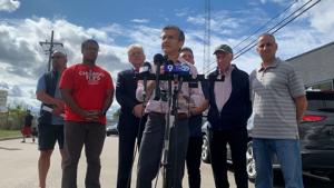 Gubernatorial candidate calls for reason, peace outside Illinois ICE facility Gubernatorial candidate calls for reason, peace outside Illinois ICE facility